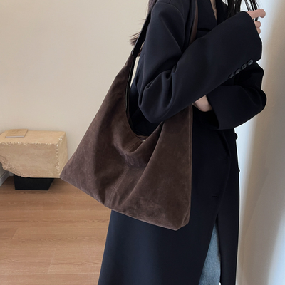 Suede halvmåne taske